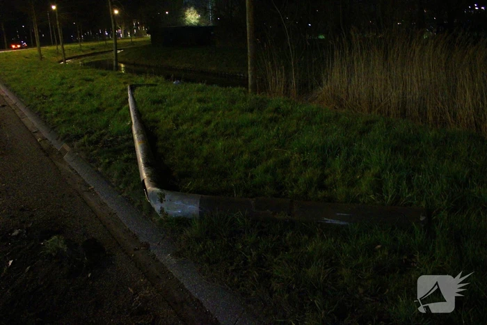 Automobilist vliegt uit de bocht en botst tegen lantaarnpaal
