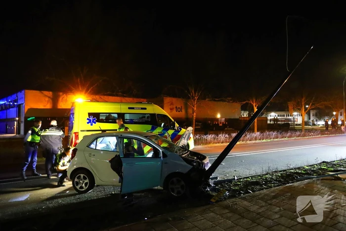 Automobilist botst op lantaarnpaal
