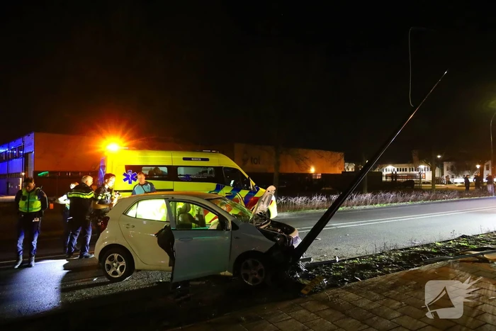 Automobilist botst op lantaarnpaal