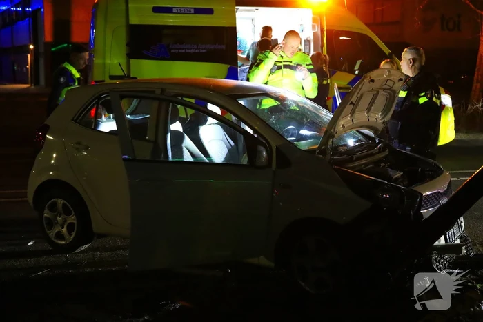 Automobilist botst op lantaarnpaal