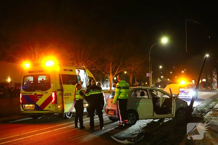 Automobilist botst op lantaarnpaal