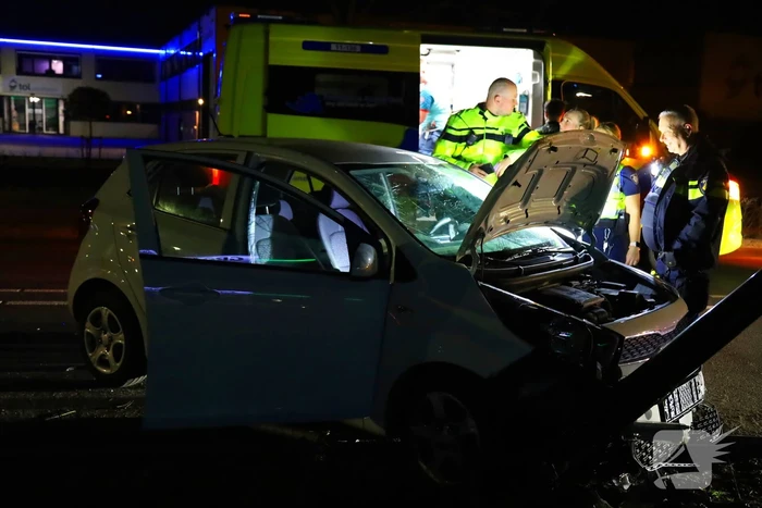 Automobilist botst op lantaarnpaal