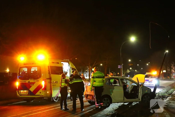 Automobilist botst op lantaarnpaal