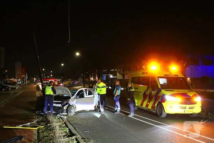 Automobilist botst op lantaarnpaal