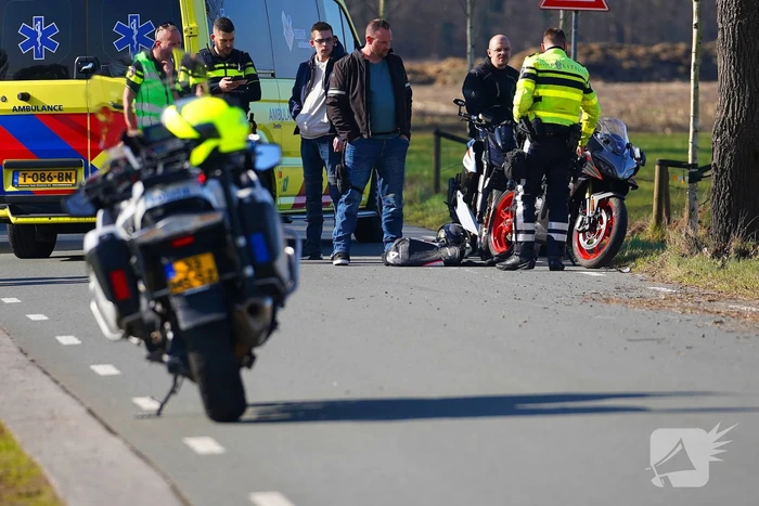 Motorrijder gaat onderuit en raakt gewond