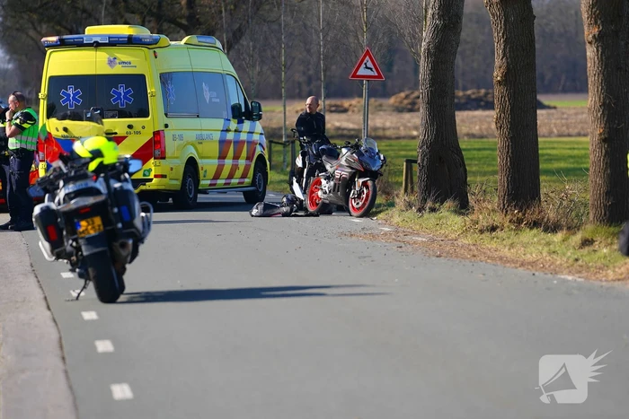 Motorrijder gaat onderuit en raakt gewond