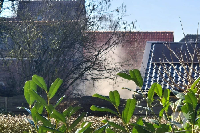 Veel rookontwikkeling bij brand in grote schuur