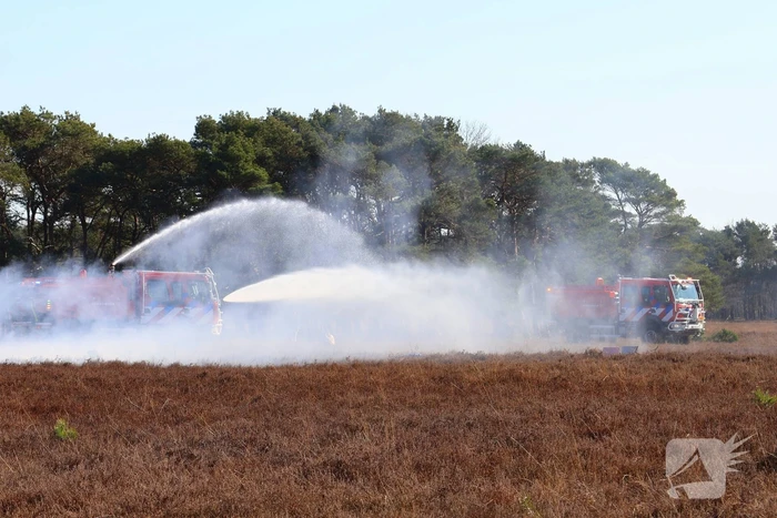 Brandweer oefent grote natuurbrand