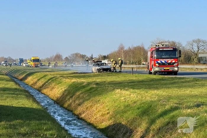 Auto brandt volledig uit op snelweg
