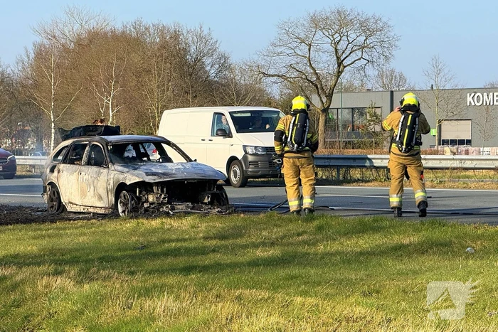 Auto brandt volledig uit op snelweg