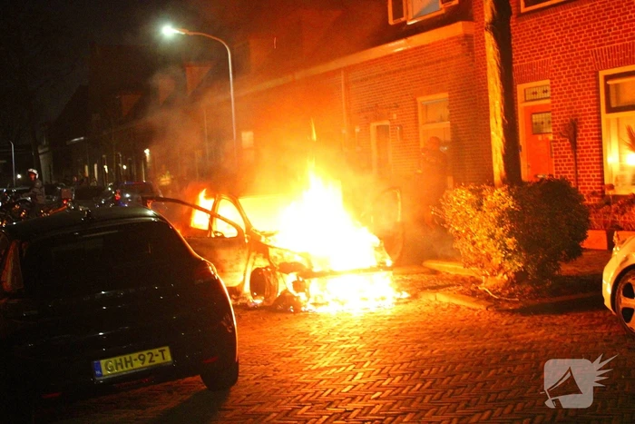Auto gaat volledig in vlammen op