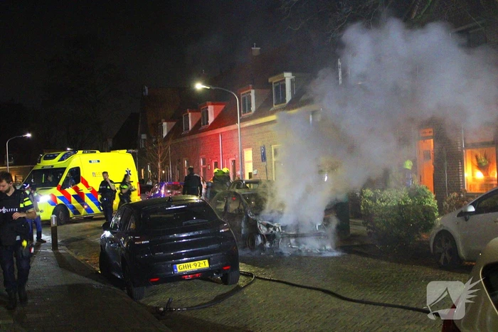 Auto gaat volledig in vlammen op