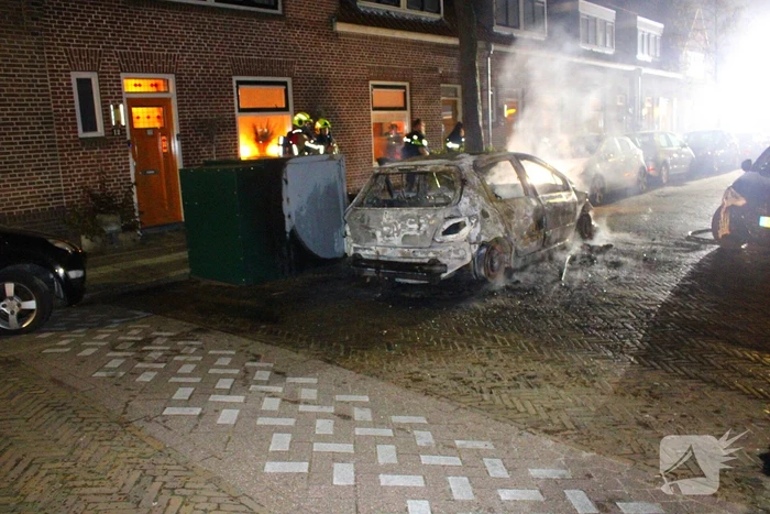 Auto gaat volledig in vlammen op
