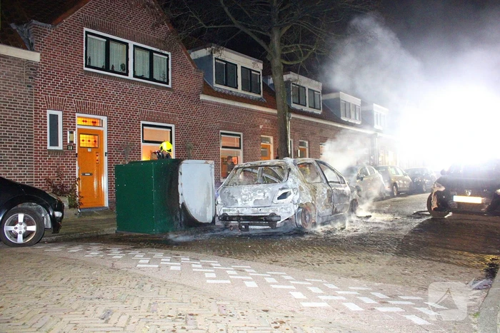 Auto gaat volledig in vlammen op