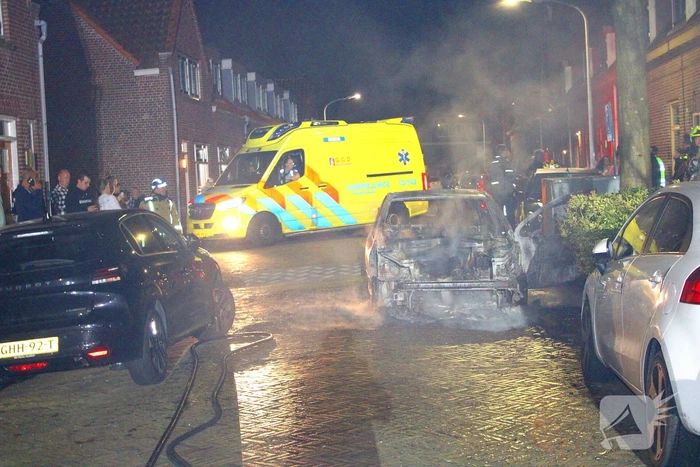 Auto gaat volledig in vlammen op