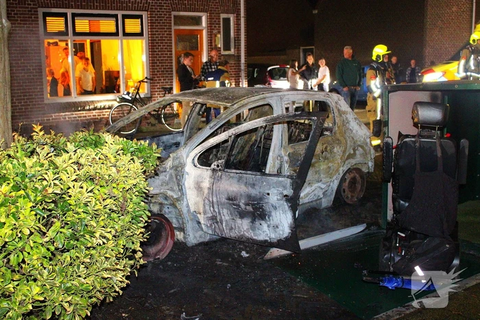 Auto gaat volledig in vlammen op