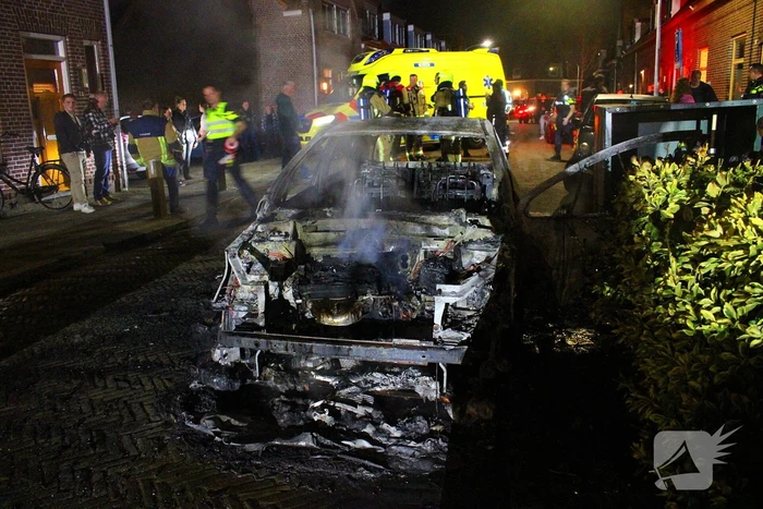 Auto gaat volledig in vlammen op