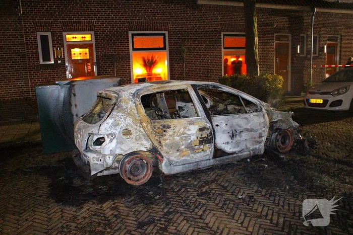 Auto gaat volledig in vlammen op