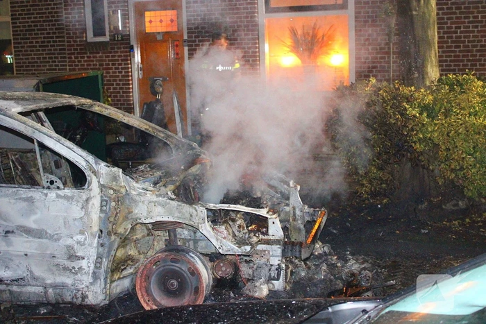 Auto gaat volledig in vlammen op