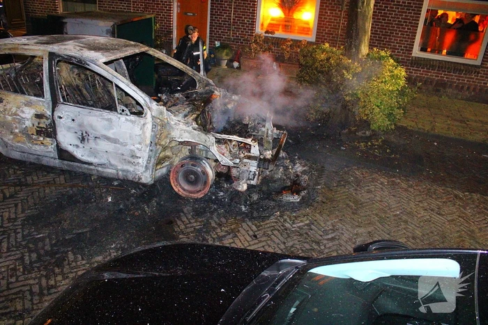 Auto gaat volledig in vlammen op