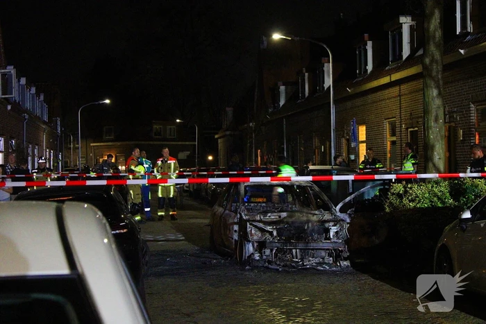 Auto gaat volledig in vlammen op