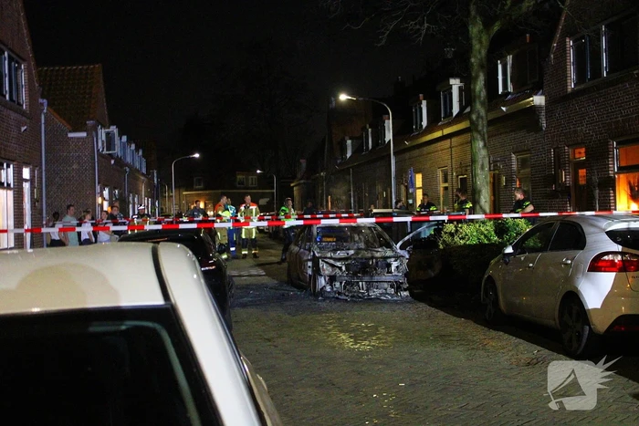 Auto gaat volledig in vlammen op