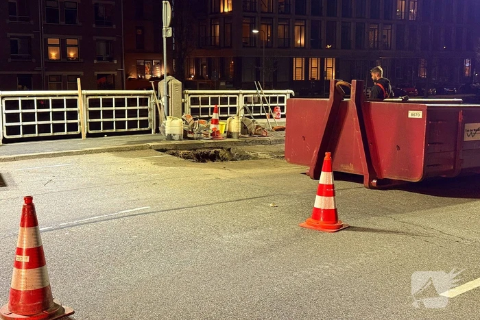 Sinkhole ontstaan in rijbaan op brug