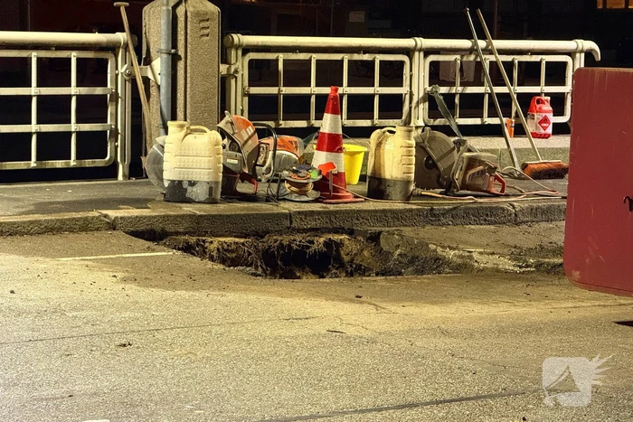 Sinkhole ontstaan in rijbaan op brug