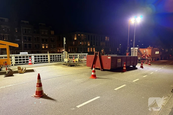 Sinkhole ontstaan in rijbaan op brug