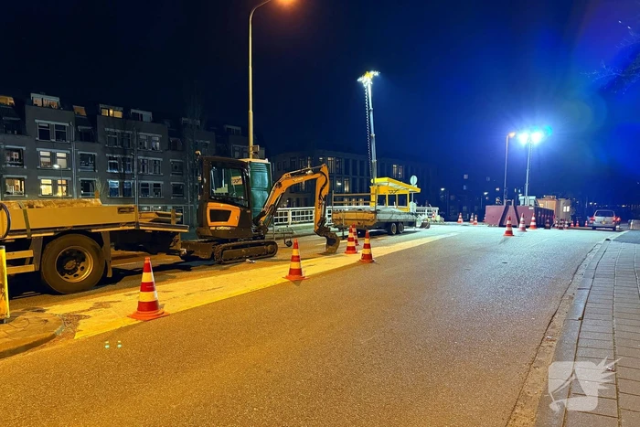 Sinkhole ontstaan in rijbaan op brug