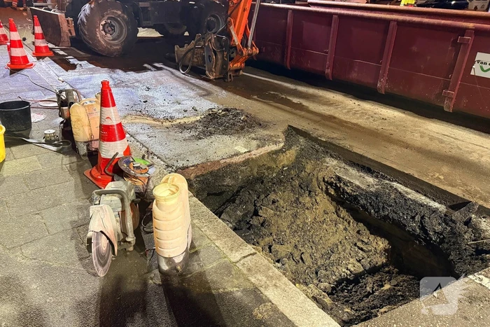 Sinkhole ontstaan in rijbaan op brug