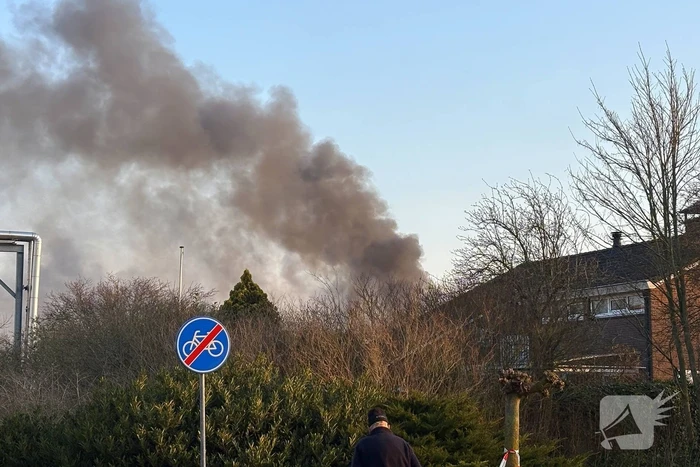 Forse rookwolken door zeer grote brand bij recyclingsbedrijf