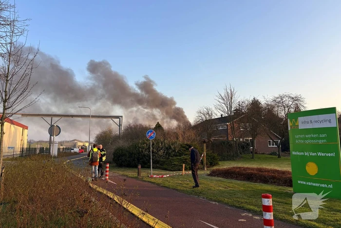 Forse rookwolken door zeer grote brand bij recyclingsbedrijf