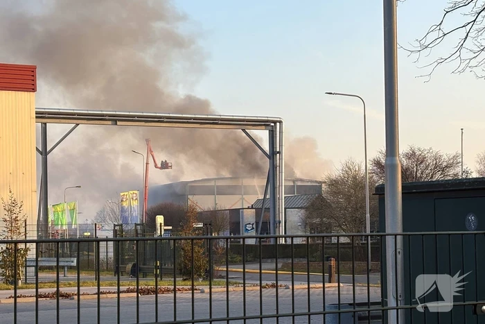 Forse rookwolken door zeer grote brand bij recyclingsbedrijf