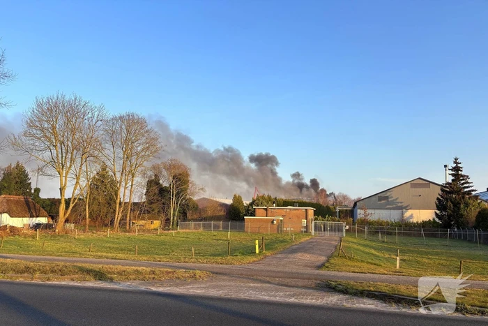 Forse rookwolken door zeer grote brand bij recyclingsbedrijf