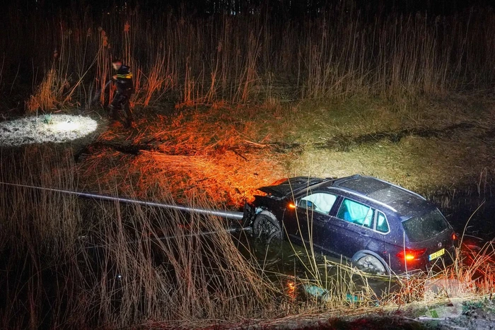 Auto eindigt in sloot na eenzijdig ongeval