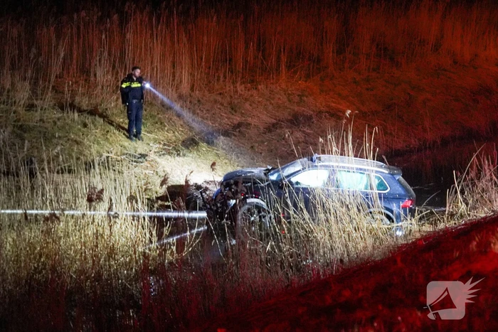 Auto eindigt in sloot na eenzijdig ongeval