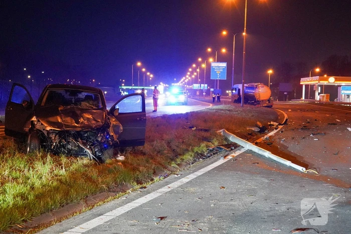 Vrachtwagenchauffeur ongedeerd na frontale botsing