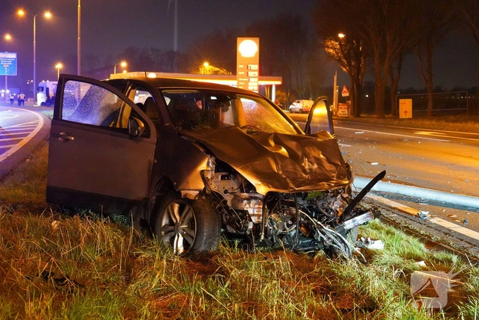 Vrachtwagenchauffeur ongedeerd na frontale botsing
