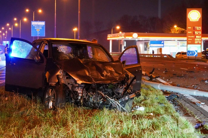 Vrachtwagenchauffeur ongedeerd na frontale botsing