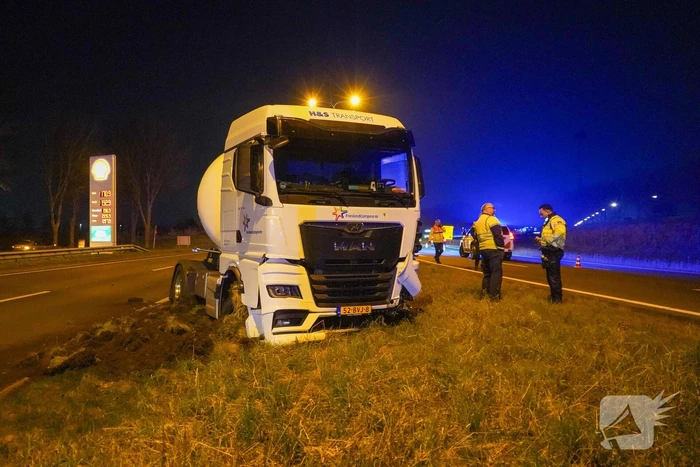Vrachtwagenchauffeur ongedeerd na frontale botsing