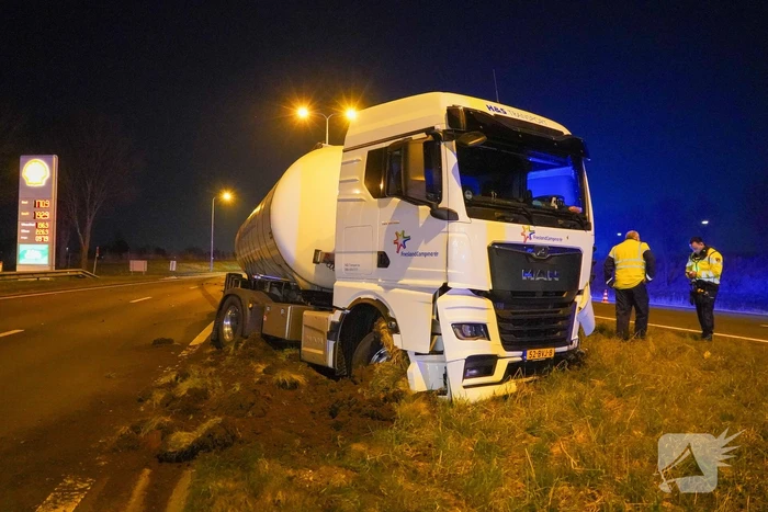 Vrachtwagenchauffeur ongedeerd na frontale botsing