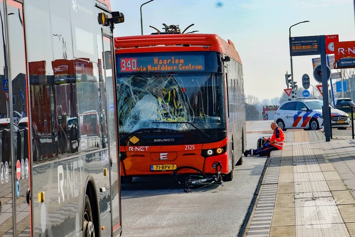 Fietser onder stadsbus traumateam ingezet