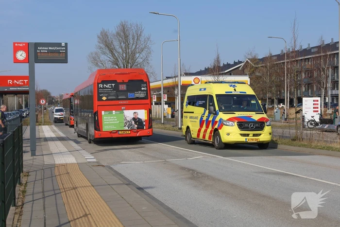 Fietser onder stadsbus traumateam ingezet