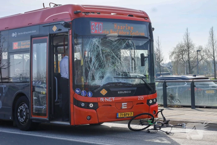 Fietser onder stadsbus traumateam ingezet