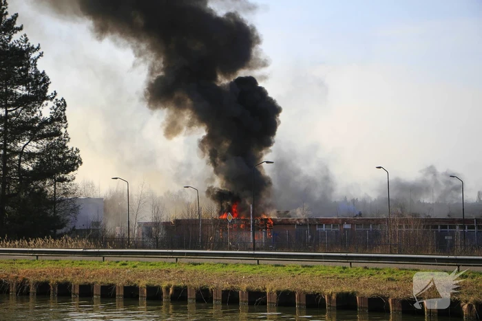 Veel rookontwikkeling zichtbaar bij uitslaande brand