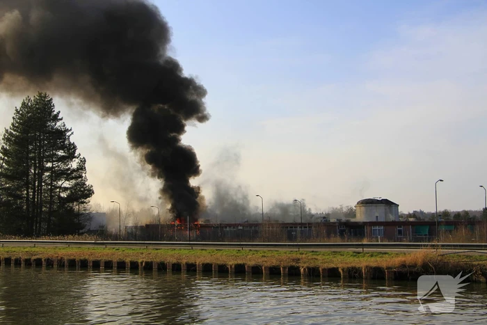 Veel rookontwikkeling zichtbaar bij uitslaande brand