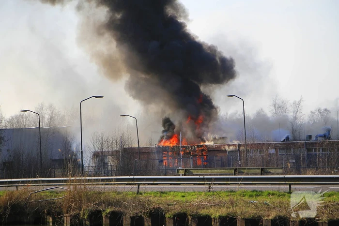 Veel rookontwikkeling zichtbaar bij uitslaande brand