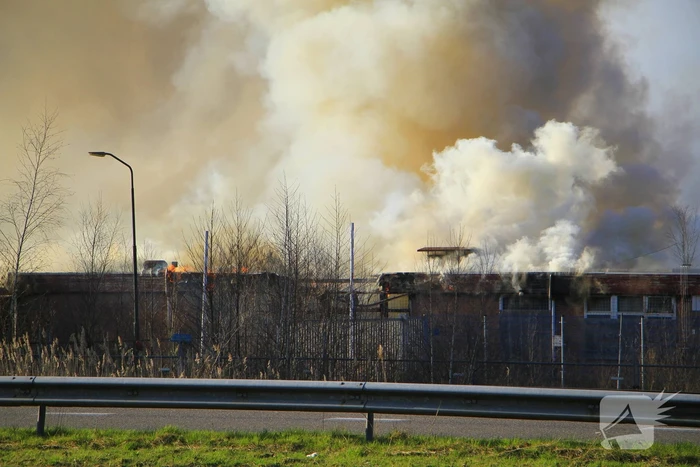 Veel rookontwikkeling zichtbaar bij uitslaande brand