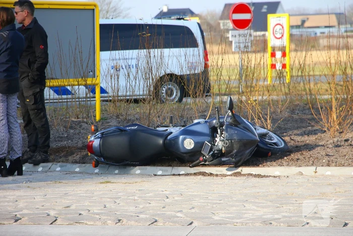 Motorrijder botst op auto